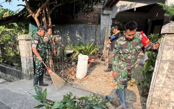 Kerja bakti bersihkan lingkungan bersama warga