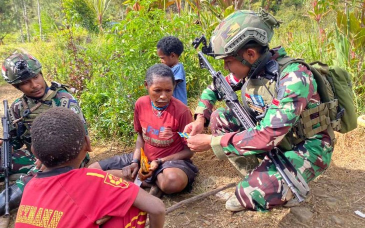 Pengobatan gratis prajurit satgas Yonif 509 Kostrad 