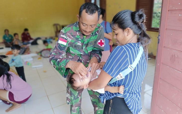 Pelayanan kesehatan satgas Yonzipur 5/ABW di kampung Sungai Beruang