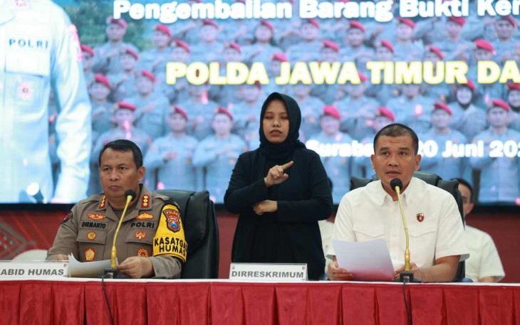 Kabid Humas Polda Jatim Kombes Dirmanto saat memberikan keterangan pers 