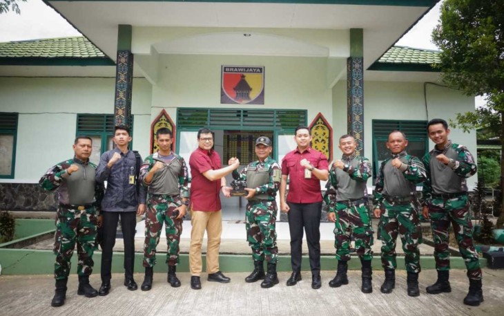 Dansatgas Yonzipur 5/ABW Letkol Czi Shobirin Setio Utomo saat salam komando dengan Kepala Imigrasi Badau, Sabtu (22/6)