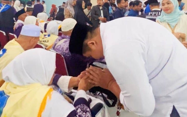 Bupati Roby Sambut Kedatangan Haji Asal Kabupaten Bintan 