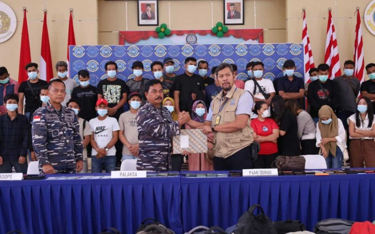 Penyerahan PMI Non Prosedural di Lanal Dumai