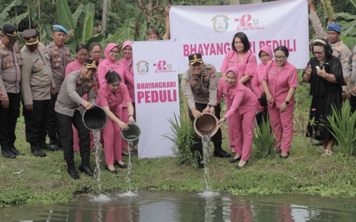 Kapolres Bitung AKBP Albert Zai, S.I.K.,S.H bersama Wakapolres Kompol Aprizal Nugroho, S.I.K.,M.H saat melaksanakan pelepasan bibit ikan nila