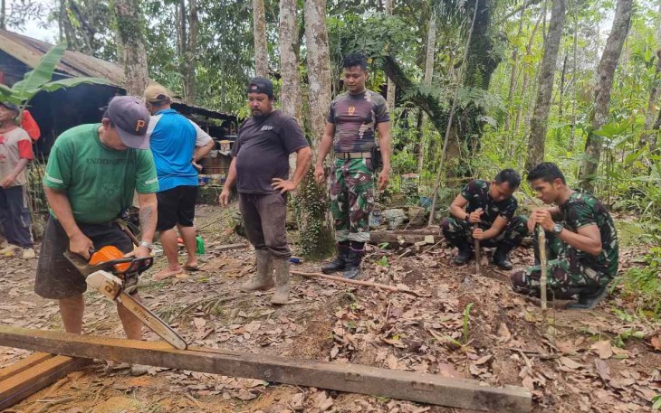 Karya bakti bangun rumah warga perbatasan 