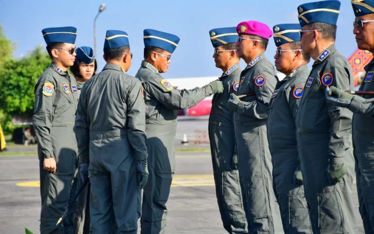 Kasal Laksamana TNI Muhammad Ali saat menyematkan Brevet Kehormatan Penerbangan 