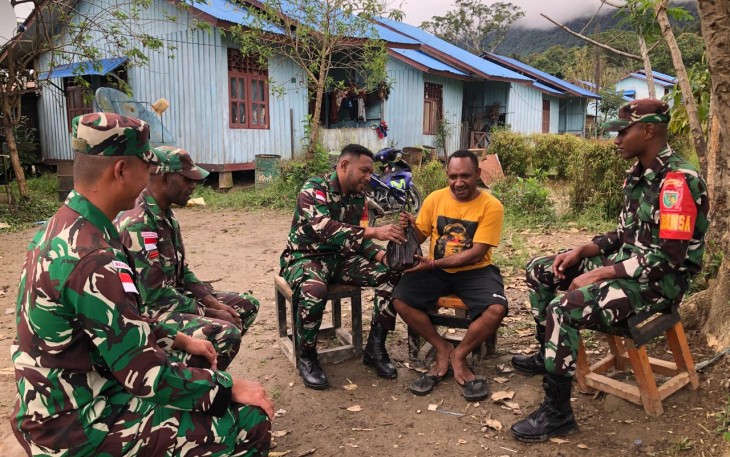 Babinsa Koramil 1715-01/Oksibil Laksanakan Komsos Dengan Masyarakat di Kampung Dabilding Distrik Kalomdol