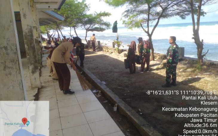 Bersihkan lingkungan area pantai 