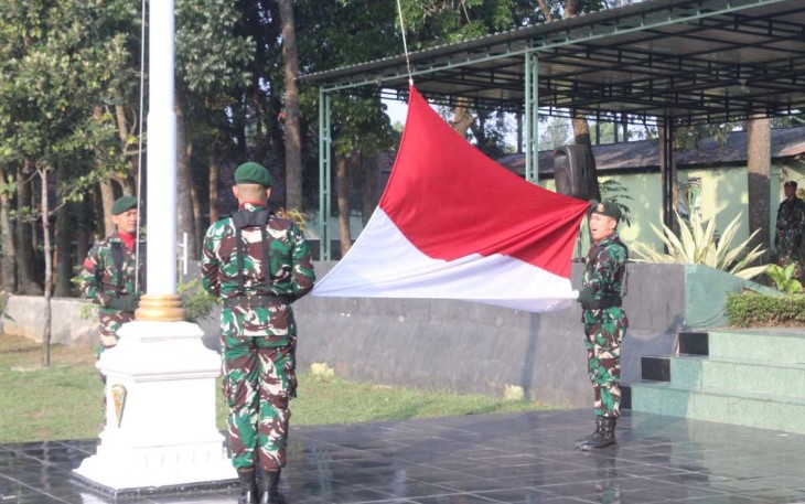 Upacara bendera prajurit Menarmed 2 Kostrad 