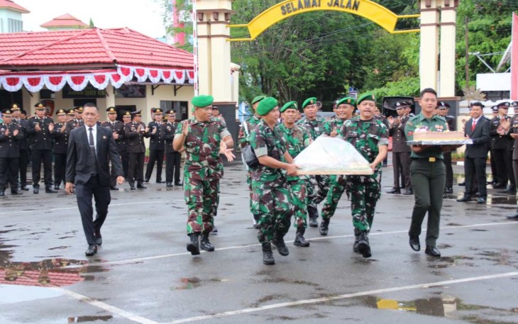 Prajurit Kodim 1001/HSU-BLG bawa tumpeng syukuran HUT Bhayangkara ke-78 di Mapolres HSU, Senin (1/7)