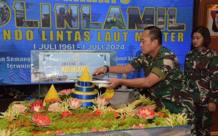 Pemotongan tumpeng syukuran HUT Kolinlamil ke-63