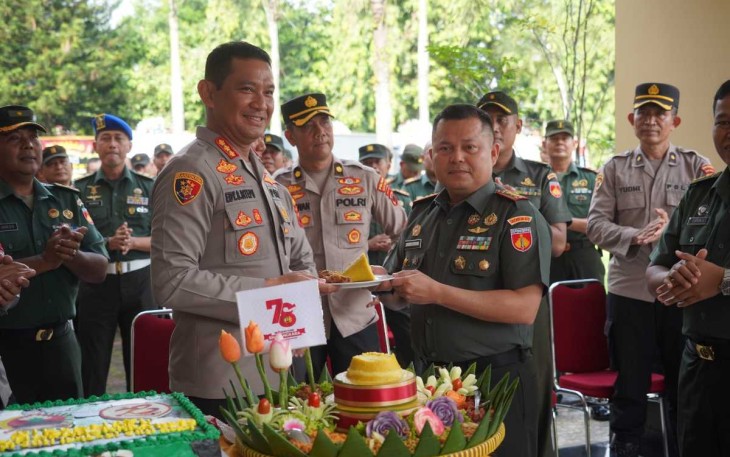 Danrem 071 Wijayakusuma Kolonel Inf Jamaluddin saat memberikan surprise nasi tumpeng syukuran HUT Bhayangkara ke-78 