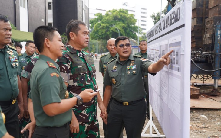 Kasad Jenderal TNI Maruli Simanjuntak menerima pemaparan pembangunan mess