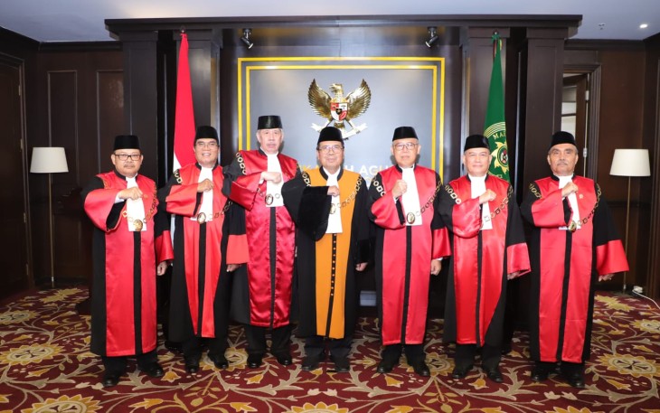 Ketua Mahkamah Agung Prof Dr H M Syarifuddin foto bersama usai melantik Ketua Pengadilan Tinggi di Jakarta, Selasa (2/7)