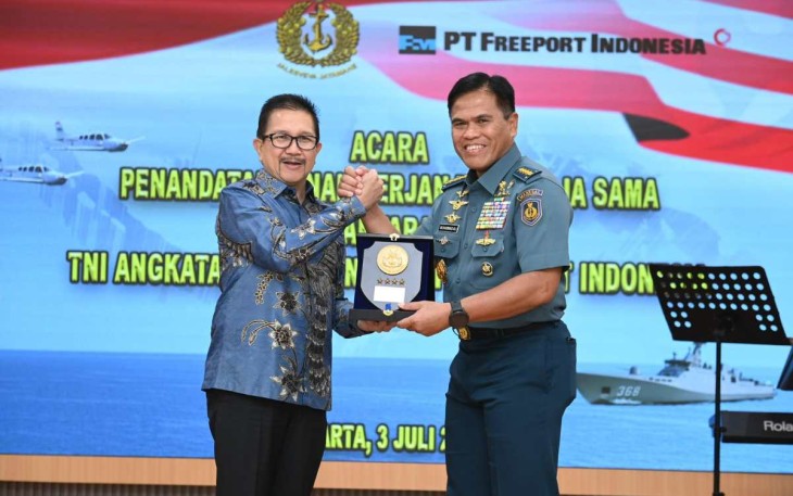 Kasal Laksamana TNI Muhammad Ali saat menerima cenderamata 