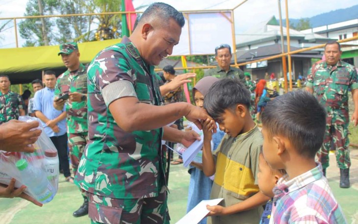 Danrem 023/KS Kolonel Inf Lukman Hakim saat memberikan santunan