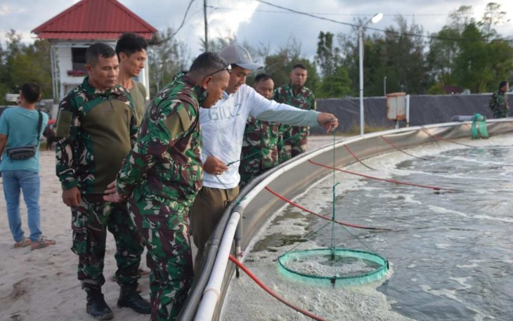 Danrem 023/KS Kolonel Inf Lukman Hakim saat menerima pemaparan ketahanan pangan
