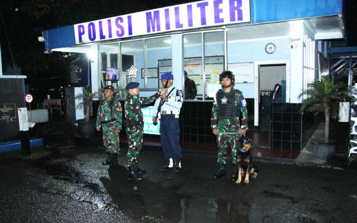 Danlanud Husein Sastranegara Kolonel Pnb Alfian saat pimpin patroli malam