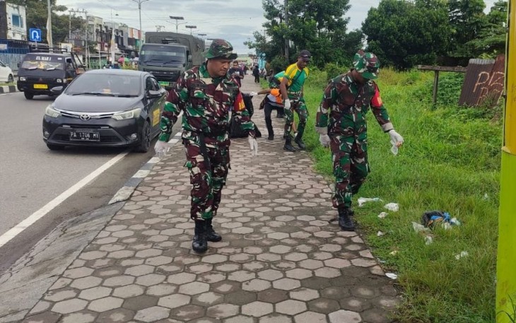 Babinsa Timika Bersama Warga Kerja Bakti Bersihkan Sampah 
