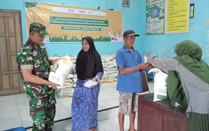 Babinsa dan Bhabinkamtibmas Awasi Penyaluran Bantuan Pangan di Desa Klumpit 