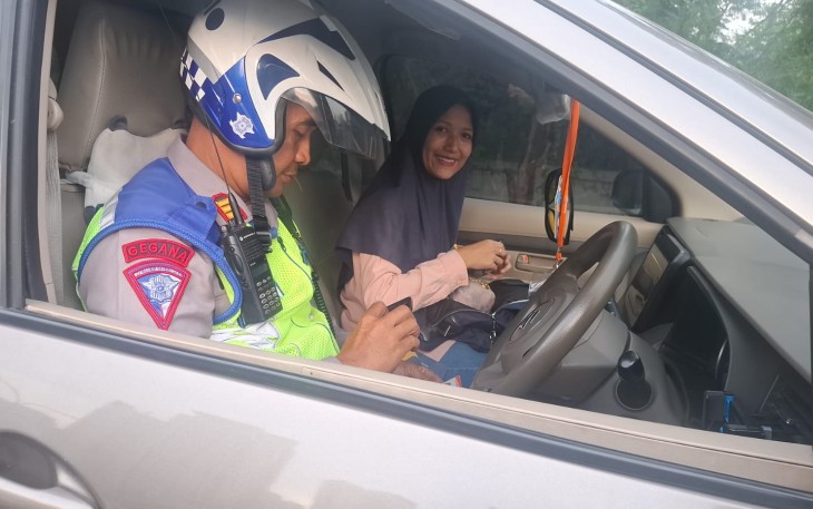 Satlantas Jakarta Barat Bantu Pengemudi Takut Ketinggian di Jalan Layang Gelong 