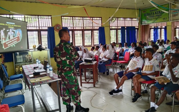 Danramil 1710-07/Mapurajaya Beri Wawasan Kebangsaan untuk Siswa-siswi Baru SMKN 2 Mimika 