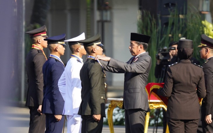 Presiden Joko Widodo saat melantik perwira remaja di istana Merdeka, Selasa (16/7)