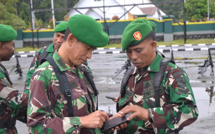 Kodim 1710/Mimika Lakukan Sidak Handphone Prajurit untuk Cegah Pelanggaran Judi Online 