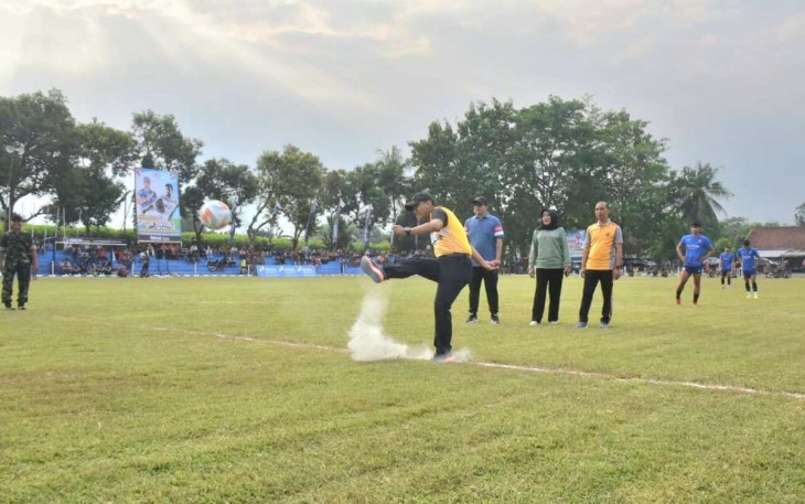 Danlanud J.B Soedirman Letkol Pnb Tatag Onne Setiawan kick off turnamen sepak bola 
