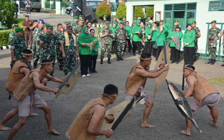 Tarian adat kepulauan Nias saat menyambut kedatangan Danrem 023/KS di Kodim 0213/Nias