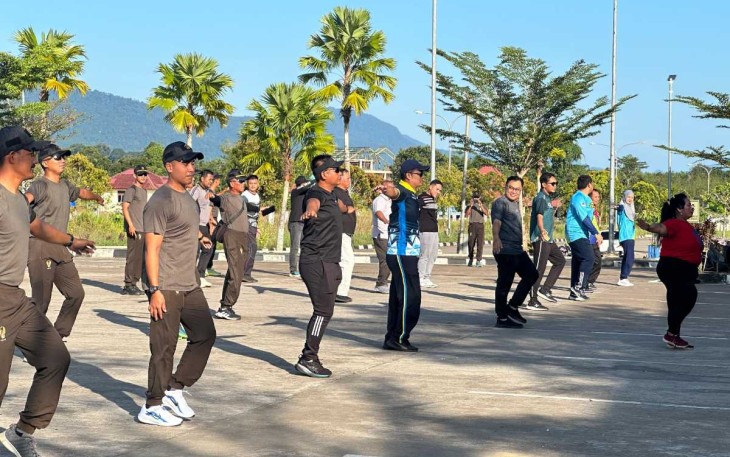Senam bersama di pasar wisata Badau