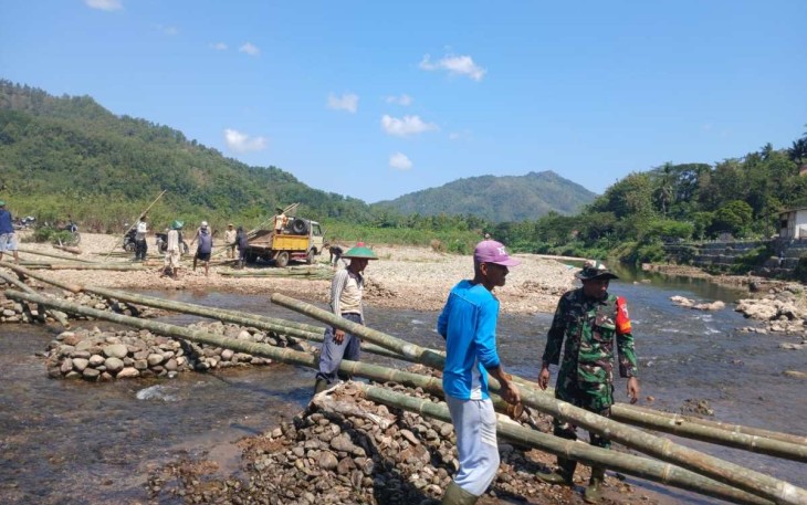 Bangun jembatan penghubung desa wilayah binaan 