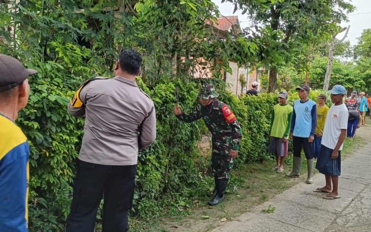 Kerja bakti bersihkan lingkungan bersama warga