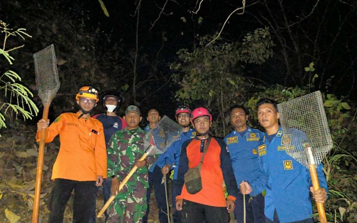 Bersama damkar padamkan kebakaran di wilayah desa binaan 