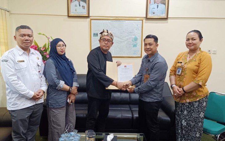 Penyerahan Salinan Keputusan KPU Kabupaten Karanganyar tentang Calon Terpilih Anggota Dewan Perwakilan Rakyat Daerah (DPRD) Karanganyar dalam Pemilu 2024, kepada Gubernur Jawa Tengah melalui Bupati Karanganyar, Kamis (25/7/2024)