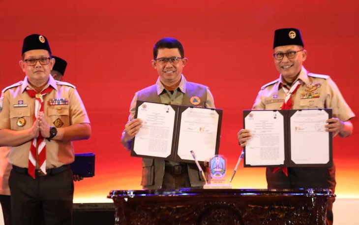 Kepala BNPB Letjen TNI Suharyanto (tengah) menyerahkan dukungan peralatan secara simbolis kepada Ketua Kwarda Gerakan Pramuka Jawa Timur Arum Sabil di Kota Surabaya, Jawa Timur, Selasa (30/7).