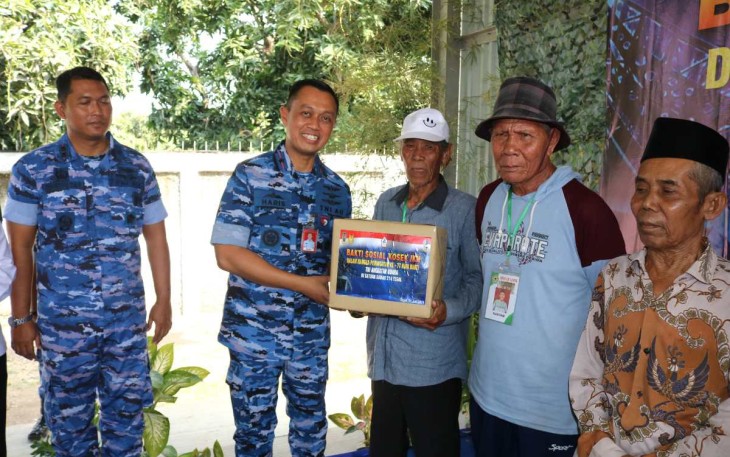 Dankosek IKN Marsma TNI Abdul Haris saat memberikan paket bantuan