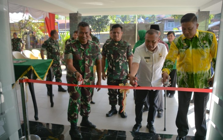 Danrem 023/KS Kolonel Inf Lukman Hakim saat gunting pita resmikan kantor baru Kodim 0211/TT