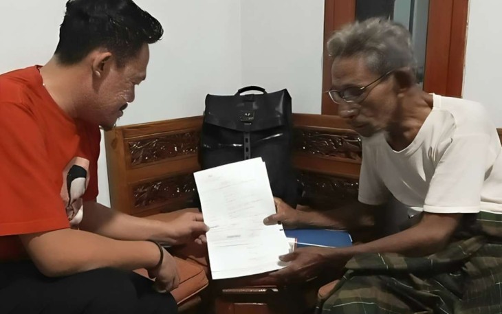 Kondisi Saad Fadhil Sa’di yang dituduh yang didakwa memalsukan tanah girik. Adnan Parangi (kaos merah) selaku kuasa hukum.