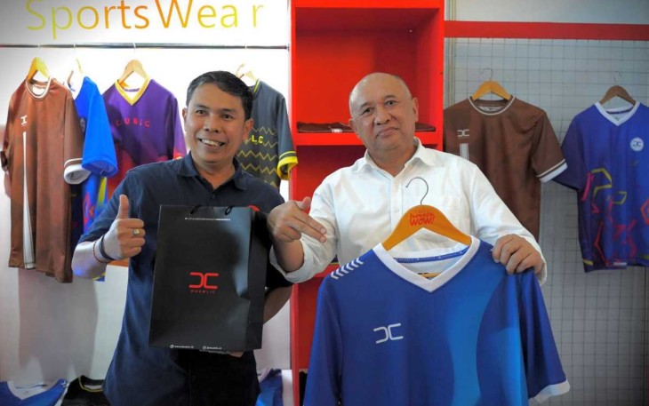 MenkopUKM Teten Masduki dengan produk brand lokal dalam Indonesia Clothing Summit 2024 di Jakarta, Kamis (1/8)