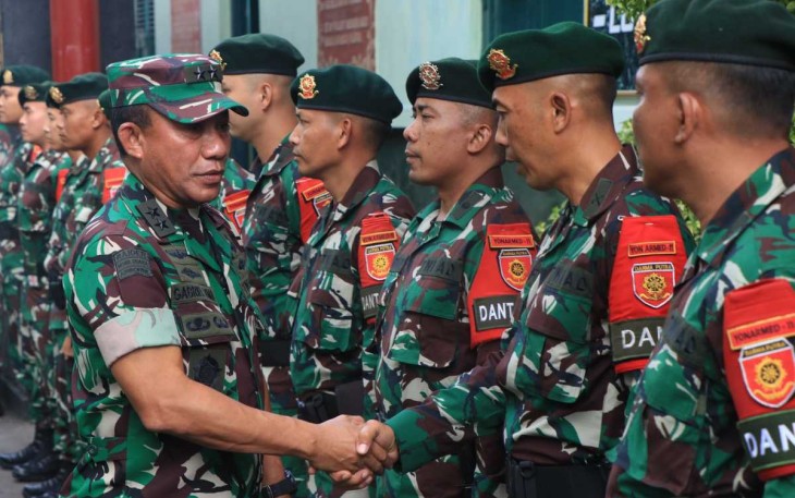 Asops Panglima TNI Mayjen TNI Gabriel Lema saat menyalami personel satgas pamtas Yonarmed 11 Kostrad, Jum'at (2/8)