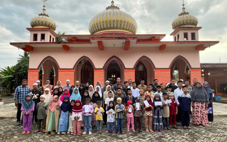 Foto bersama anak yatim usai santunan