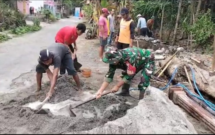 Babinsa Desa Banjarsari Wetan Ikut Kerja Bakti Bangun Pagar Makam 