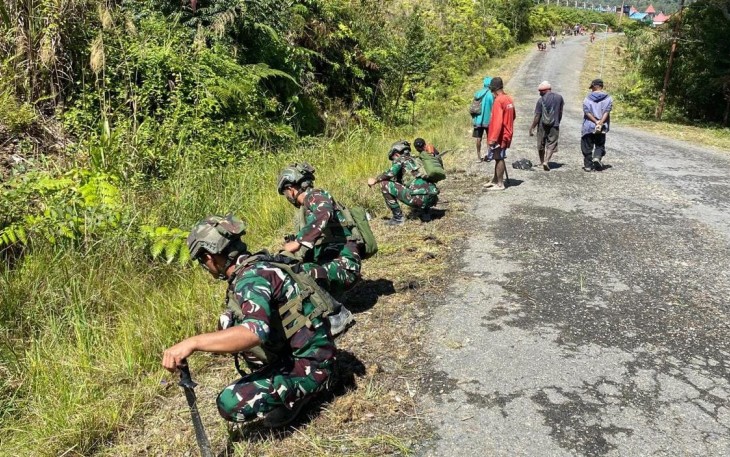 Satgas Yonif 509 Kostrad Bersama Masyarakat Kampung Mamba Intan Jaya Papua Gelar Kerja Bakti Jelang HUT ke-79 RI 