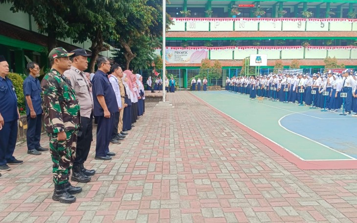 Upacara Bendera dan Sosialisasi Pencegahan Tawuran oleh Danramil Duren Sawit 