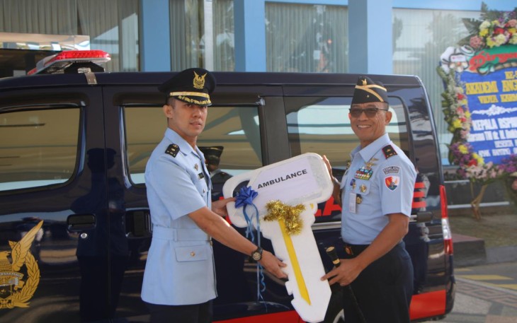 Danlanud Adi Soemarmo Marsma TNI Bambang Juniar Djatmiko saat menyerahkan bantuan ambulan, Senin (5/8) 