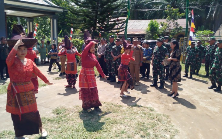 Tim Wasev Mabes TNI disambut tarian adat Karo di Lokasi TMMD ke-121TA 2024 Kodim 0204/DS