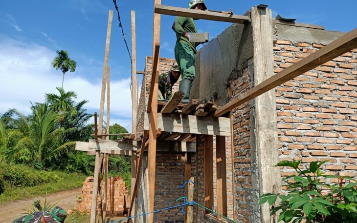 Personil Satgas TMMD sedang melakukan rehab RTLH
