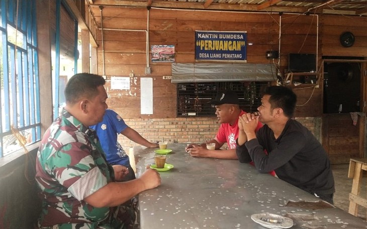 Satgas TMMD melakukan Komsos dengan Warga