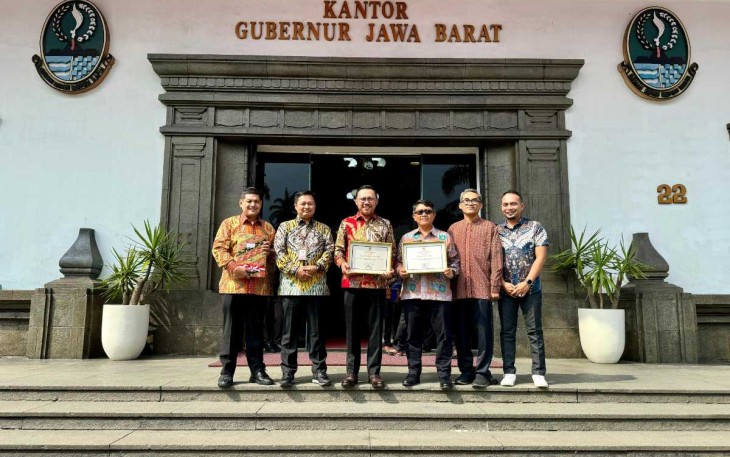 Kepala BPN Kota Depok Indra Gunawan foto bersama usai menerima penghargaan dari KPK di Bandung